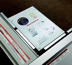磁片放置在刻字機上。